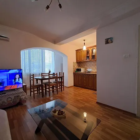 Gjoni's Apartment